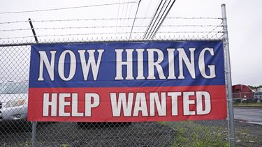 Anuncio de contratación de empleados en Morrisville, Pensilvania, el lunes 9 de junio de 2025. (AP Foto/Matt Rourke)