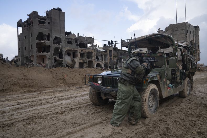 En esta imagen de archivo, un soldado israelí hace guardia en Jan Yunis, el 27 de enero de 2024. (AP Foto/Sam McNeil, archivo)
