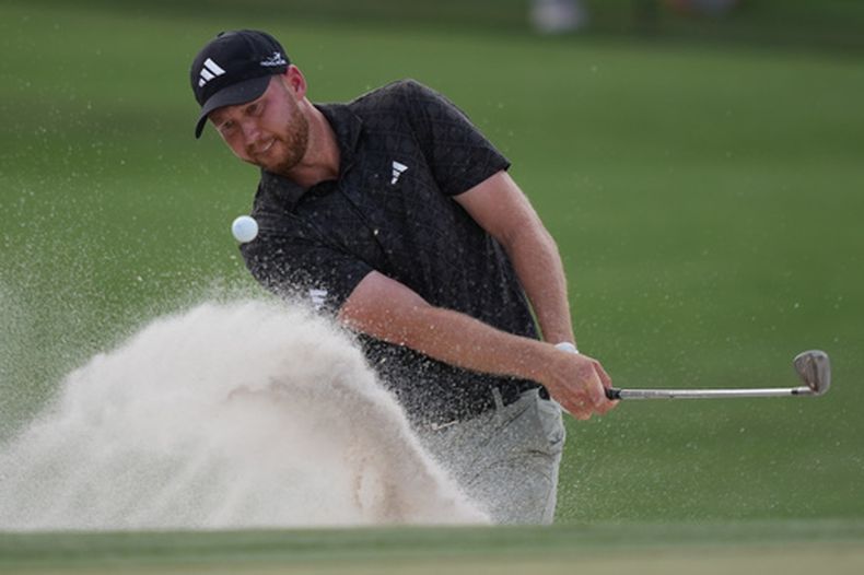 Daniel Berger realiza un tiro desde una trampa de arena en el segundo hoyo durante la tercera ronda del torneo de golf Arnold Palmer Invitational en Bay Hill, el sábado 7 de marzo de 2026, en Orlando, Fla. (Foto AP/Matt Slocum)