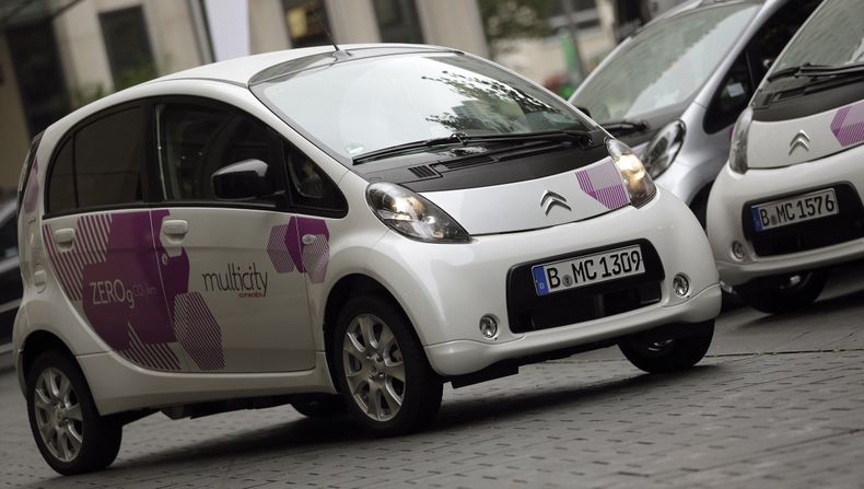 En esta foto tomada el mi&eacute;rcoles 5 de septiembre de 2012, se observan autom&oacute;viles el&eacute;ctricos Citroen C-Zero durante la presentaci&oacute;n del proyecto  Citroen Multicity Car Sharing (proyecto para compartir auto en varias ciudades