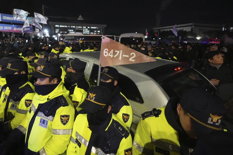 Policías afuera de la Asamblea Nacional en Seúl, Corea del Sur, el 4 de diciembre del 2024. (AP foto/Lee Jin-man)