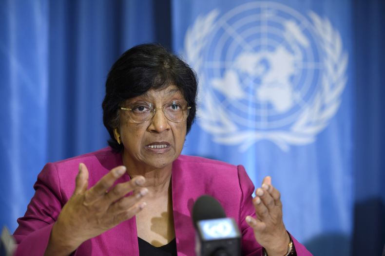 La alta comisioinada de las Naciones Unidas para derechos humanos, Navi Pillay, durante una conferencia de prensa en Ginebra, Suiza, el 31 de julio del 2014. Pillay acus&oacute; a Israel y Hamas de cr&iacute;menes de guerra. (AP Foto/Keystone, Martial Tre