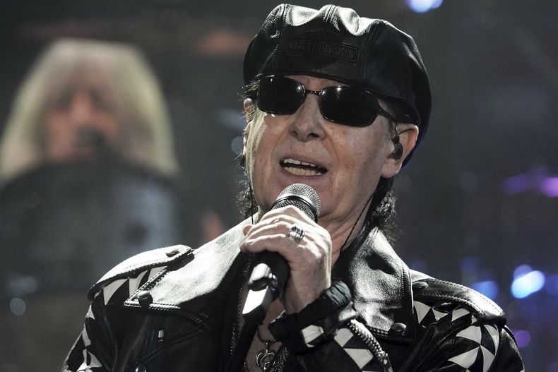 El vocalista de la banda alemana Scorpions Klaus Meine durante su presentación en la 25ª edición del festival de música Vive Latino en la Ciudad de México, el sábado 15 de marzo de 2025. (Foto AP/Aurea Del Rosario)