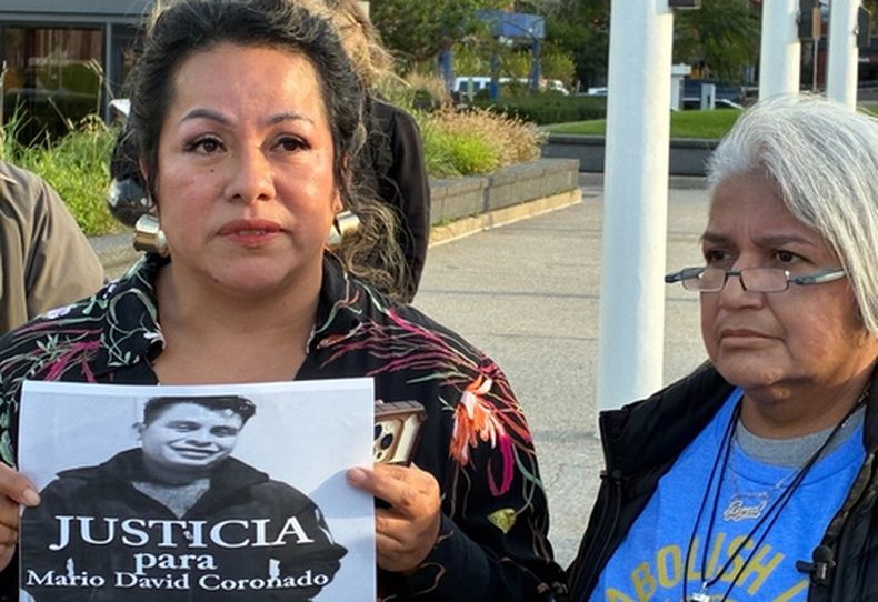 Karla Barberi (izq) y Gema Lowe exigen justicia por la muerte del inmigrante Mario David Coronado Juarez en Grand Rapids, Michigan, el 24 de septiembre del 2026. (John Agar/The Grand Rapids Press via AP)
