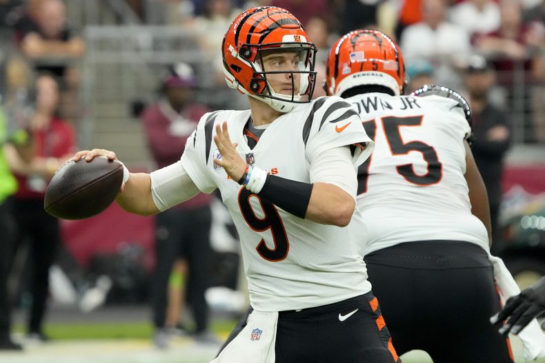 El quarterback de los Bengals de Cincinnati Joe Burrow lanza el balón en el encuentro nate los Cardinals de Arizona el domingo 8 de octubre del 2023. (AP Foto/Rick Scuteri)