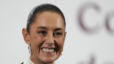 La presidenta mexicana Claudia Sheinbaum ofrece su conferencia de prensa matutina en el Palacio Nacional en la Ciudad de México, el lunes 3 de febrero de 2025. (Foto AP/Marco Ugarte)