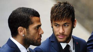 americateve | Los jugadores del Barcelona, Dani Alves, izquierda, y Neymar, llegan a una ceremonia religiosa para recordar al ex t&eacute;cnico del club, Tito Vilanova, el lunes, 28 de abril de 2014, en Barcelona. (AP Photo/Manu Fernandez)