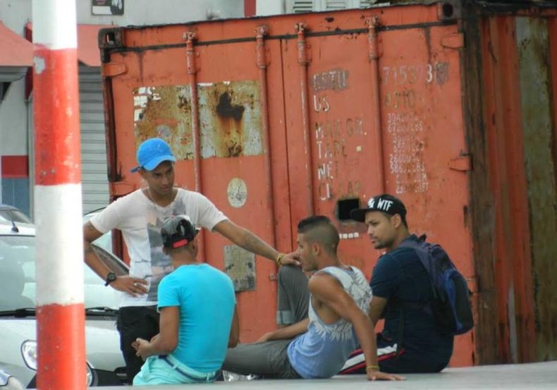 Las esquinas más concurridas de la capital son controladas por pandillas que operan como mafias.