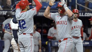 Mike Trout, derecha, de los Angelinos de Los Ángeles, celebra con Anthony Rendón después de batear cuadrangular de dos carreras contra el relevista de los Rays de Tampa Bay, Phil Maton, durante la octava entrada del juego de béisbol del lunes 15 de abril de 2024, en San Petersburgo, Florida. (AP Foto/Steve Nesius)