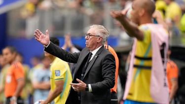 El seleccionador de Brasil Carlo Ancelotti durante el partido contra Japón en los 16vos de final del Mundial, el lunes 29 de junio de 2026. (AP Foto/Ashley Landis)