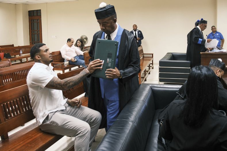 Wander Franco, campocorto de los Rays de Tampa Bay, conversa con su abogado Teodosio Jáquez durante su juicio por abuso sexual de una menor en Puerto Plata, República Dominicana, el lunes 2 de junio de 2025. (AP Foto/Ricardo Hernández)