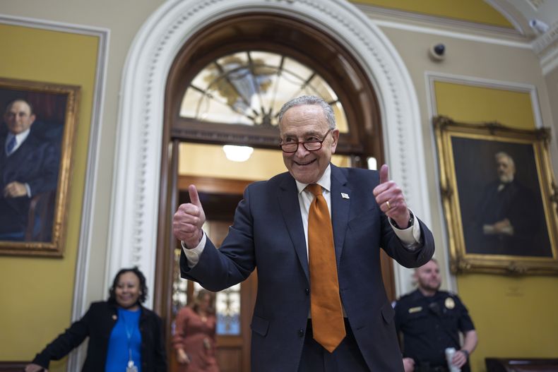 El líder de la mayoría en el Senado, el demócrata por Nueva York Chuck Schumer, celebra mientras el Senado comienza a votar la ley de financiamiento del gobierno justo a tiempo para cumplir el plazo límite de medianoche, en el Capitolio, Washington, el viernes 20 de diciembre de 2024. (AP Foto/J. Scott Applewhite)