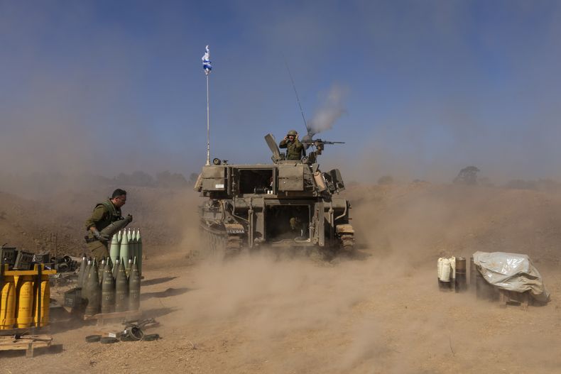Una unidad de artillería móvil dispara un proyectil desde el sur de Israel hacia la Franja de Gaza, en un puesto cerca de la frontera de Israel y Gaza, el 6 de noviembre de 2023. (AP Foto/Ohad Zwigenberg)