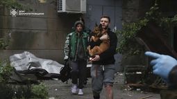 En esta imagen, distribuida por los Servicios de Emergencia de Ucrania, residentes salen de un edificio de apartamentos dañado tras un ataque ruso en Dnipró, Ucrania, el 19 de abril de 2024. (Servicios de Emergencia de Ucrania vía AP)