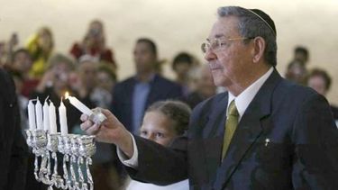 Raúl Castro en la fiesta de Hannukah en la sinagoga de La Habana.
