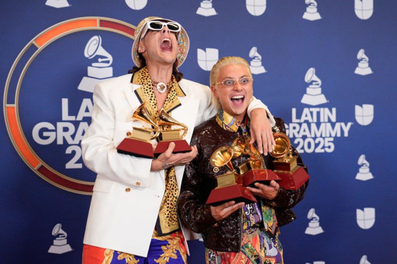 ARCHIVO - Ca7riel (izquierda) y Paco Amoroso posan en la sala de prensa con los premios al mejor video musical (formatos largo y corto), mejor canción pop, mejor video musical alternativo y mejor canción alternativa durante la ceremonia de los Grammy Latinos 2025, celebrada el 13 de noviembre de 2025 en Las Vegas. (Foto AP/John Locher, archivo)