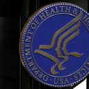 ARCHIVO - Esta fotografía del 15 de septiembre de 2017 muestra un sello del Departamento de Salud y Servicios Humanos de Estados Unidos (HHS, por sus siglas en ingles) en un edificio en Media, Pensilvania. (AP Foto/Jacqueline Larma, archivo)