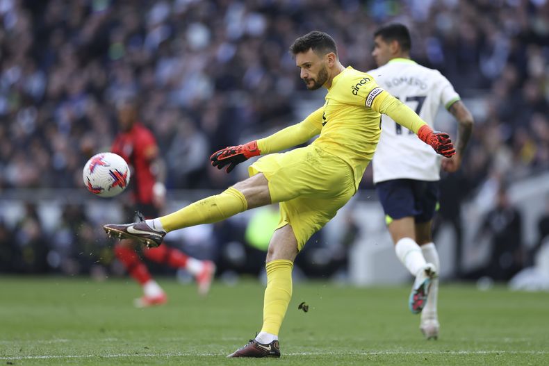 El portero del Tottenham Hugo Lloris patea el balón durante el encuentro de la Liga Premier ante el Bournemouth el sábado 15 de abril del 2023. (AP Foto/Ian Walton)