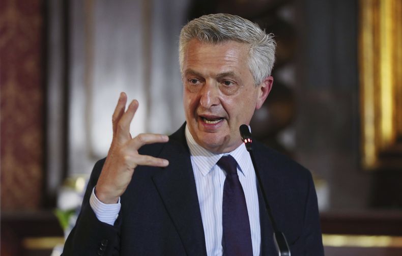 ARCHIVO - Filippo Grandi, alto comisionado de la ONU para los Refugiados, habla durante un comunicado conjunto con el presidente Iván Duque, el lunes 8 de febrero de 2021, en Bogotá, Colombia. (AP Foto/Fernando Vergara, archivo)