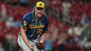 Trevor Megill, lanzador de los Cerveceros de Milwaukee, celebra después de ponchar a Bryan Torres, de los Cardenales de San Luis, el lunes 6 de julio de 2026, en San Luis. (AP Foto/Jeff Roberson)
