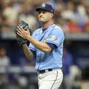 Shane McClanahan, lanzador abridor de los Rays de Tampa Bay, celebra al final de la séptima entrada en contra de los Rangers de Texas, en el juego de béisbol del domingo 11 de junio de 2023, en San Petersburgo, Florida. Los Rays ganaron 7-3. (AP Foto/Mike Carlson)
