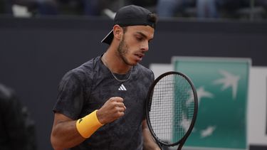 Francisco Cerúndolo reacciona tras ganar un punto ante Jannik Sinner en el Abierto de Italia, el martes 16 de mayo de 2023, en Roma. (AP Foto/Gregorio Borgia)