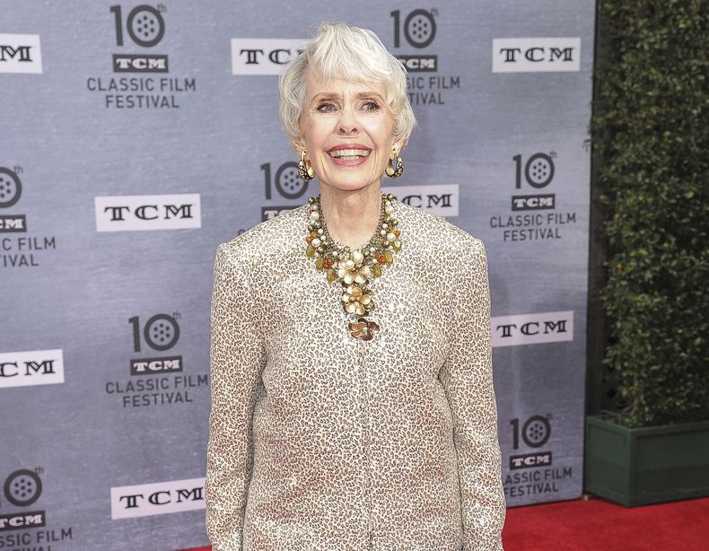 ARCHIVO - Barbara Rush en el Festival de Cine Clásico TCM 2019 - Gala de la Noche Inaugural de When Harry Met Sally en Los Ángeles el 11 de abril de 2019. Rush, quien coprotagonizó películas con Frank Sinatra, Paul Newman y otros astros de las décadas de 1950 y 1960 y tuvo una próspera carrera televisiva más adelante en su vida, murió el domingo 31 de marzo de 2024 a los 97 años. (Foto Richard Shotwell/Invision/AP, archivo)