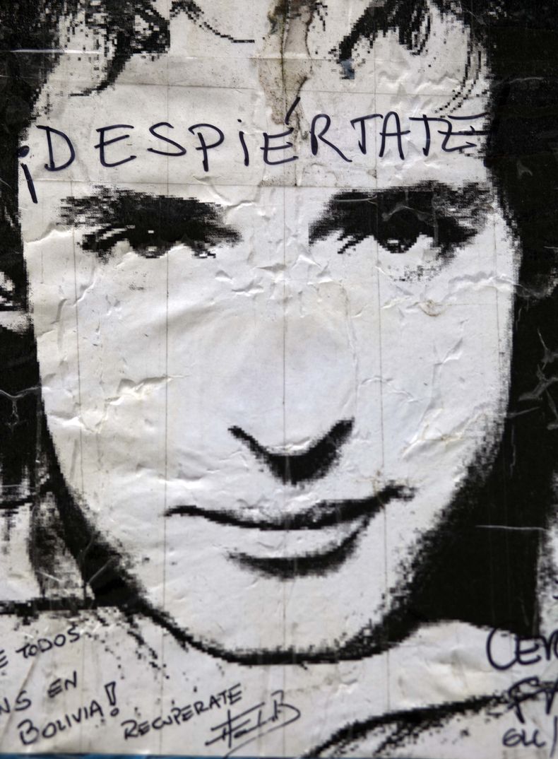 Un afiche con una imagen del rockero argentino Gustavo Cerati que dice &ldquo;despi&eacute;rtate" frente a la cl&iacute;nica donde est&aacute; en coma en Buenos Aires, Argentina en una fotograf&iacute;a del 14 de mayo de 2012. Cerati, ex vocalist de