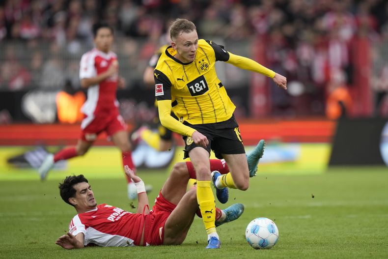 Maximilian Beier de Borussia Dortmund supera a Diogot Leite del Unión de Berlín en duelo de la Bundesliga, el sábado 5 de octubre del 2024. (AP Foto/Ebrahim Noroozi)