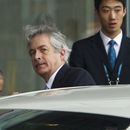 ARCHIVO - El director de la CIA, William Burns, centro, sube a un auto al arribar al Aeropuerto Internacional de la Capital, Beijing, 1 de mayo de 2012. (AP Foto/Alexander F. Yuan, File)