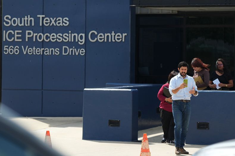 El congresista estadounidense Greg Casar y miembros de su equipo salen del Centro de Procesamiento del ICE del sur de Texas, donde se reunió con Wilber Rafael Garcés Pérez, un venezolano que recibió un disparo de un agente del ICE, en Pearsall, Texas, el miércoles 23 de septiembre de 2026. (AP Foto/Eric Gay)