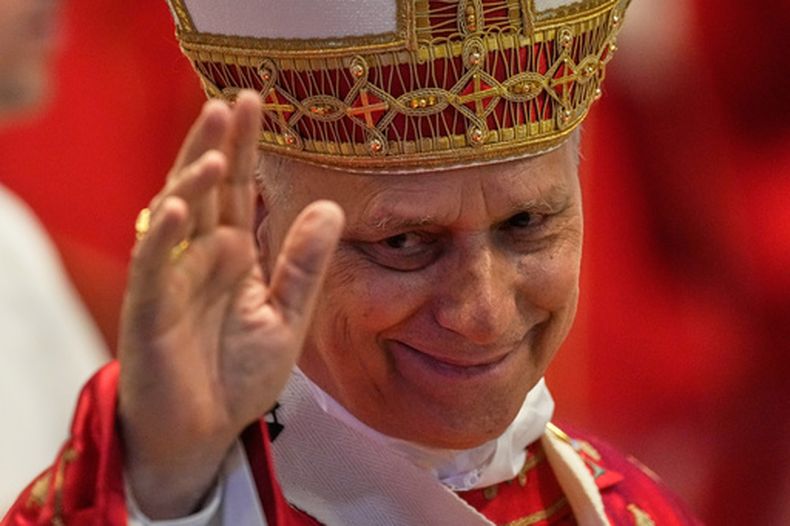 El papa León XIV saluda a los fieles al final de una misa de Pentecostés en la basílica de San Pedro del Vaticano, el domingo 24 de mayo de 2026. (AP Foto/Gregorio Borgia)