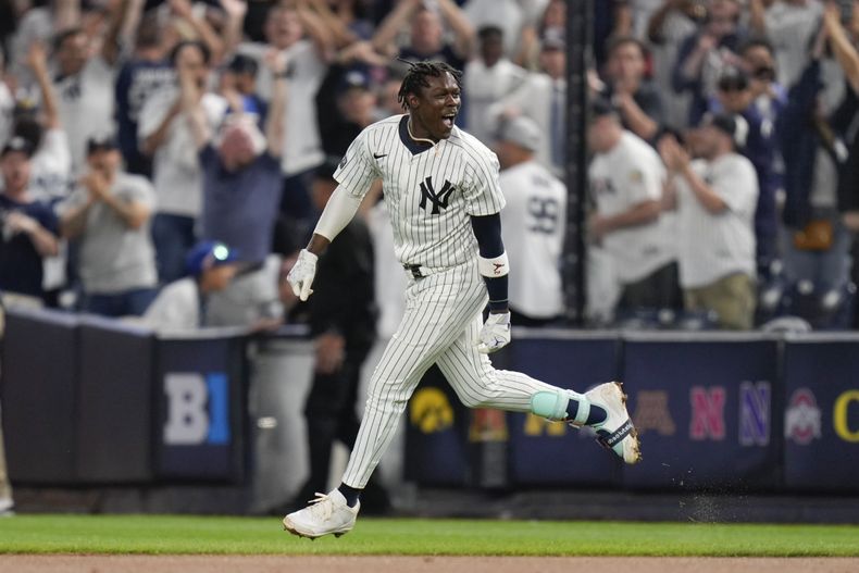 Jazz Chisholm Jr., de los Yankees de Nueva York, festeja luego de batear el sencillo de la victoria sobre los Reales de Kansas City, en el 11mo inning del juego del miércoles 11 de septiembre de 2024 (AP Foto/Seth Wenig)