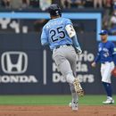 Víctor Mesa Jr. (25), de los Rays de Tampa Bay, recorre las bases tras conectar un jonrón solitario contra los Azulejos de Toronto durante la segunda entrada de un partido de béisbol en Toronto, el lunes 20 de julio de 2026. (Jon Blacker/The Canadian Press vía AP)