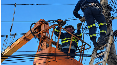 TRAGEDIA EN CIENFUEGOS: MUERE ELECTROCUTADO UN LINIERO Y SU COMPAÑERO QUEDA EN TERAPIA INTENSIVA