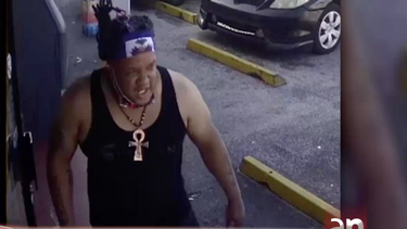 captado en camara un hombre robando raspaditos de loteria de un negocio de miami