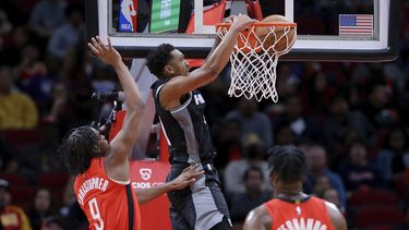 Kings se imponen a Rockets con tiros libres de Fox