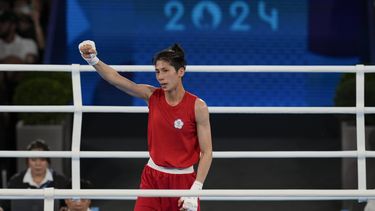 La taiwanesa Lin Yu-ting festeja luego de derrotar a la polaca Julia Seremeta en la final de boxeo olímpico, división pluma, el sábado 10 de agosto de 2024, en París (AP Foto/Ariana Cubillos)
