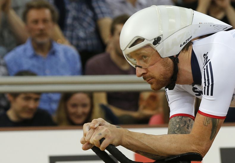 ARCHIVO - Bradley Wiggins previo al inicio de la primera ronda de la persecución masculina en el Mundial de atletismo, el 3 de marzo de 2016, en Londres. (AP Foto/Alastair Grant)