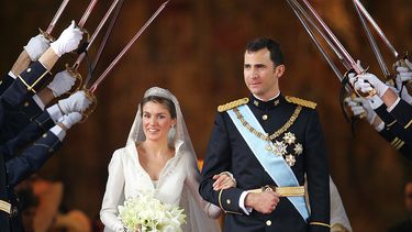 americateve | Fotograf&iacute;a de archivo del 22 de mayo de 2004 de la ahora reina espa&ntilde;ola Letizia, vistiendo un vestido de novia de Pertegaz, durante su boda con el entonces pr&iacute;ncipe Felipe de Espa&ntilde;a, mientras salen de la catedral de Almudena en