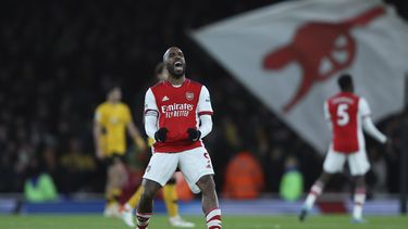 Arsenal remonta en los descuentos y gana 2-1 a Wolves
