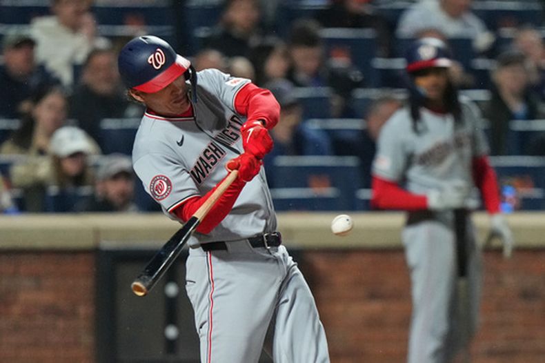 Brady House, de los Nacionales de Washington, conecta un grand slam durante la cuarta entrada de un partido de béisbol contra los Mets de Nueva York el miércoles 29 de abril de 2026 en Nueva York. (Foto AP/Frank Franklin II)
