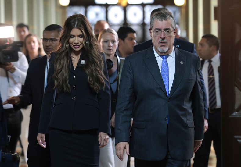 La secretaria de Seguridad Nacional de Estados Unidos, Kristi Noem, y el presidente de Guatemala, Bernardo Arévalo, caminan hacia una reunión en el Palacio Nacional de la Cultura en la ciudad de Guatemala, el jueves 26 de junio de 2025. (Anna Moneymaker/Pool Foto vía AP)