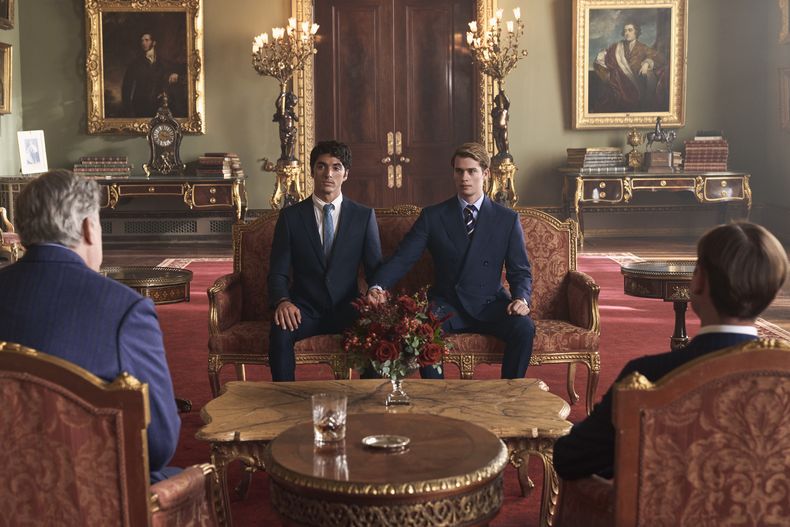 En esta imagen proporcionada por Amazon Studios, Taylor Zakhar Perez, izquierda, y Nicholas Galitzine en una escena de Red, White & Royal Blue. (Jonathan Prime/Amazon Studios vía AP)