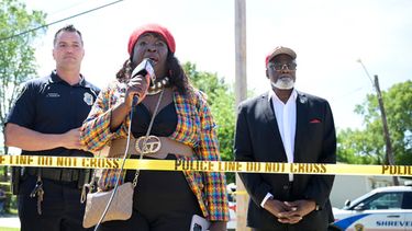 Satonia Small, de la organización Something Safe To Do, habla ante reporteros cerca del lugar donde ocurrió un tiroteo masivo en Shreveport, Luisiana, el 19 de abril del 2026. (Jill Pickett/The Times-Picayune/The New Orleans Advocate via AP)