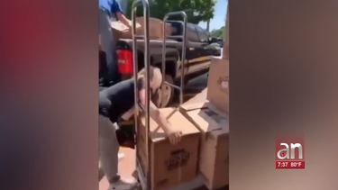 mujer compra todo el papel sanitario de un dollar tree