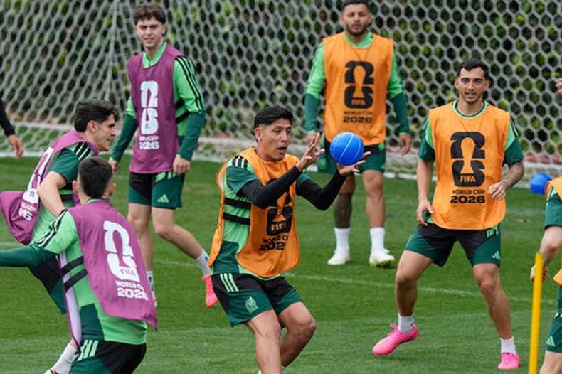 El centrocampista mexicano Edson Álvarez atrapa una pelota durante un entrenamiento de la selección de México previo al partido contra Sudáfrica en el Mundial 2026, el miércoles 10 de junio de 2026. (AP Foto/Fernando Llano)