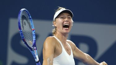 ARCHIVO - Maria Sharapova celebra tras vencer a Ana Ivanovic en la final del torneo de Brisbane, Australia, el 10 de enero de 2015. (AP Foto/Tertius Pickard)