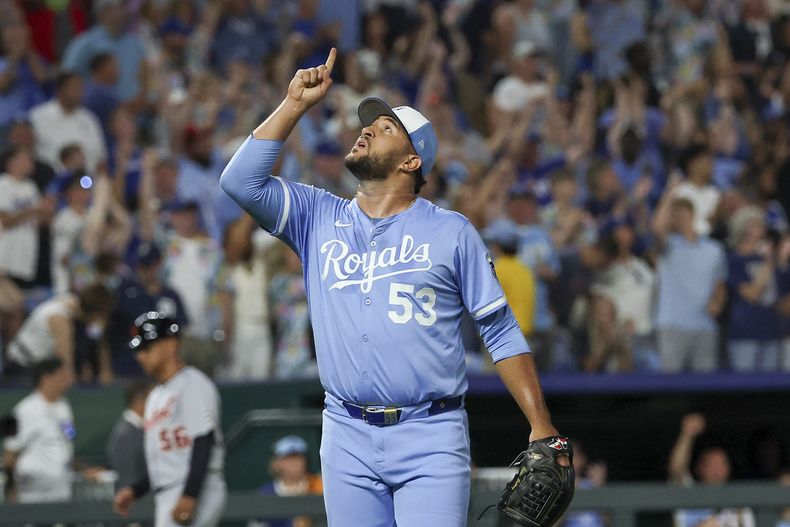 El dominicano Carlos Estévez, de los Reales de Kansas City, festeja tras poner fin al encuentro que su equipo ganó a los Tigres de Detroit, el sábado 30 de agosto de 2025 (AP Foto/David Smith)