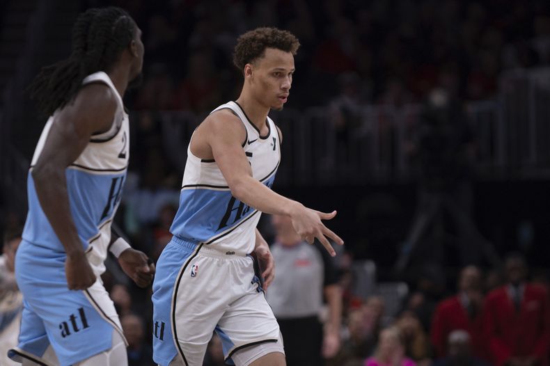 Dyson Daniels (derecha), de los Hawks de Atlanta, festeja un triple ante los Bucks de Milwaukee, el viernes 7 de febrero de 2025 (AP Foto/Kathryn Skeean)
